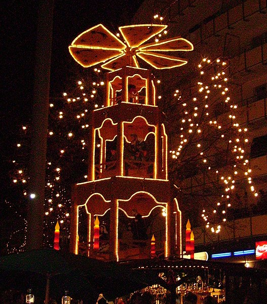 File:Weihnachtspyramide Weihnachtsmarkt Ludwigshafen.jpg