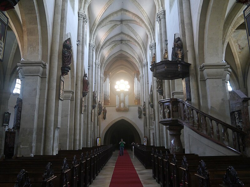 File:Wiener Neustadt Dom Mariä Himmelfahrt Innen 5.JPG