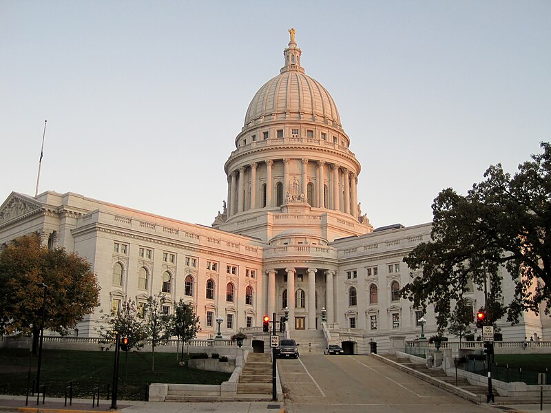 Archivo:Wisconsin State Capitol (7398696708).jpg