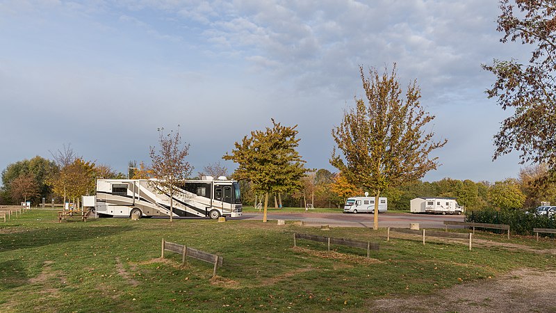 File:Wohnmobilstellplatz am Yachthafen Emmerich am Rhein-9246.jpg