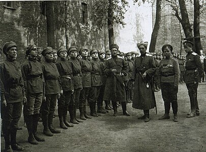 El comandant del districte militar de Petrograd, el general P. A. Polovtsov, fent una revisió del 1r batalló de la mort de dones de Petrograd