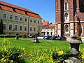d. pałac Arcybiskupi z ogrodem- obecnie Kuria Arcybiskupia (d. Instytut Niskich Temperatur PAN)