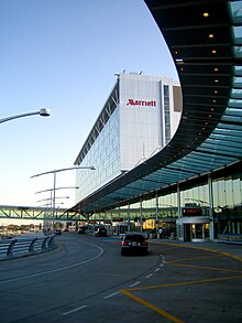 El nuevo hotel Marriott y el ala de salidas a Estados Unidos.