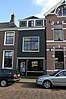 Smal houten huis met verdieping