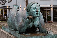 Liegende mit Frucht von Fernando Botero als Teil des Skulpturenweges