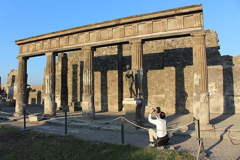 File:Аполлон на востоке храма, как символ рождения - panoramio.jpg