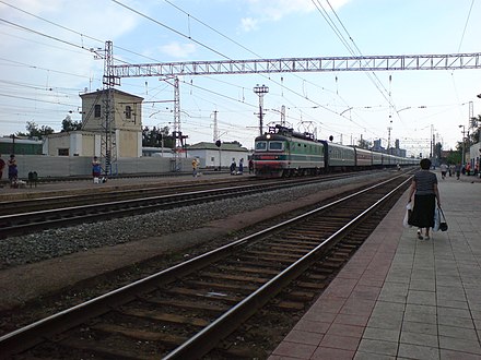 Электровоз ЧС2 с пассажирским поездом