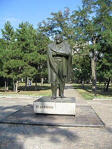 Памятник Тарасу Шевченко в сквере его имени, который расположен в начале улицы Шевченко