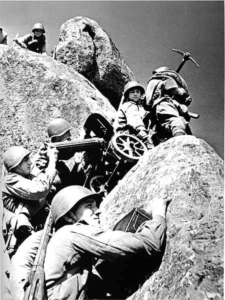 File:Советские пулеметчики старшего сержанта М.И. Глухих меняют позицию в Карпатских горах.jpg