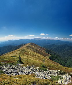 Kilátás a Kraszna-havas főgerincéről a Mencselyre (hátul)