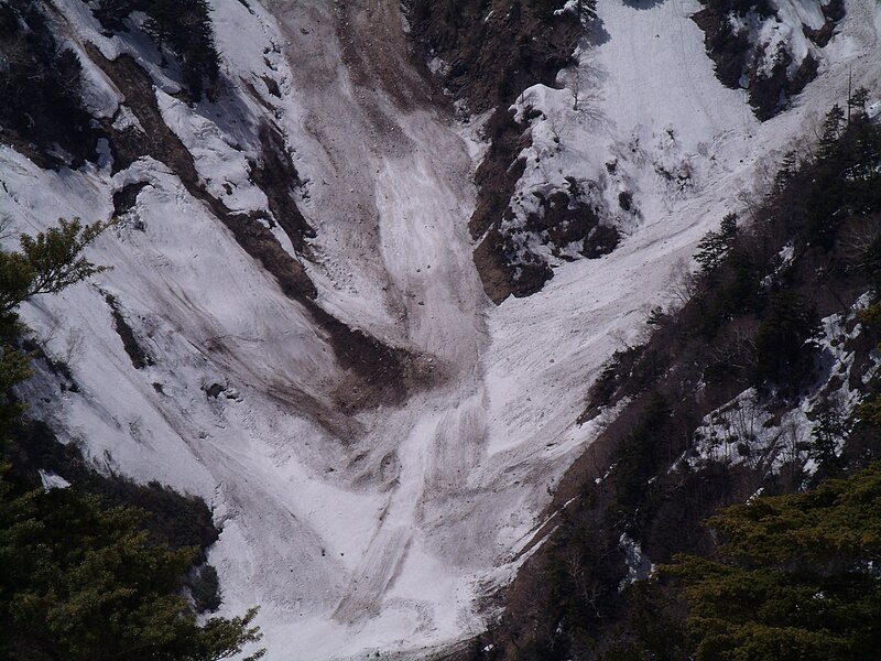 File:北アルプス扇沢付近での全層雪崩.jpg