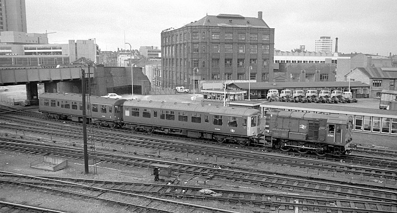 File:0-6-0 diesel shunter no. 3785 shunts the carriages into the sidings, Leicester Midland station, Nigel Tout, 1.9.73.jpg