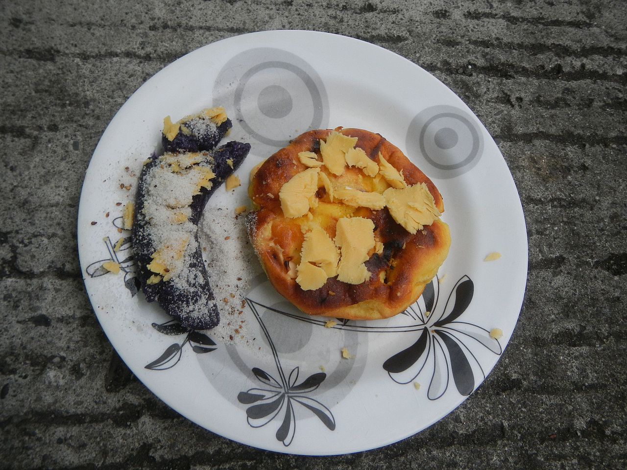 Prato com bibingka e puto