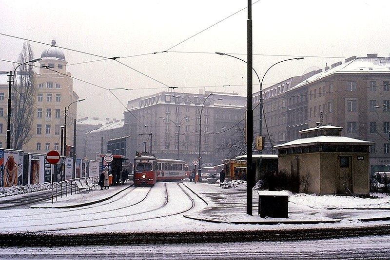 File:066L23160180 Winter, Franz Josefs Bahnhof, Julius Tandler Platz, Strassenbahn Linie D Typ E1.jpg