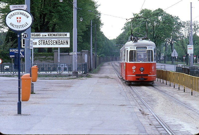 File:079R18190481 Simmeringer Hauptstrasse, Blick stadteinwärts, Strassenbahn Linie 71, Typ C1 118.jpg