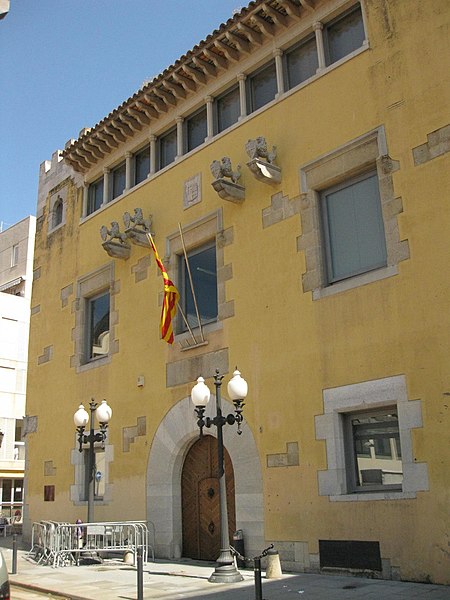 File:084 Ajuntament, façana de la plaça del Mercat.jpg