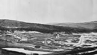 Parti av Hattfjelldalen med Hattfjelldalen kirke til høyre. Foto: Ole Tobias Olsen / Nasjonalbiblioteket