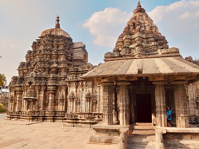File:11th century Amritesvara temple, Annigeri, Karnataka India - 03.jpg