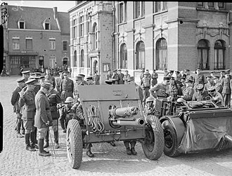 18-Pounder gun being inspected in France, April 1940. 18pdrMkIIOrchies23April1940.jpg