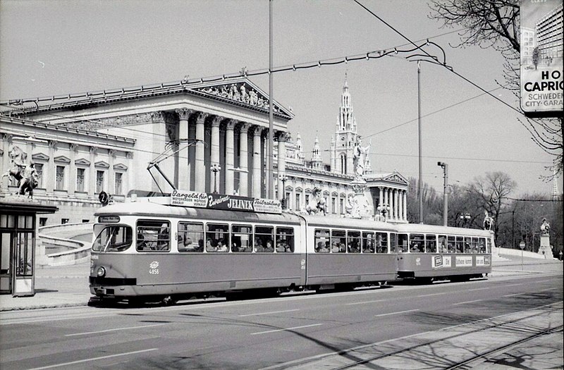 File:198x 038 E1 4856 Linie 2 Ring Parlament.jpg