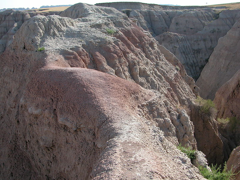 File:2003-08-15 Badlands National Park foot path along the eroded buttes 3.jpg