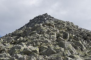 Gránit tömbök a Sidelhorn-csúcstól a Grimsel-hágótól való hegyi ösvényen