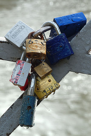 Cadenas d'amour à proximité du pont d'Iéna.