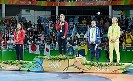 2016 Jeux Olympiques d'été Lutte féminine 53 kg cérémonie de remise des prix 2.jpg