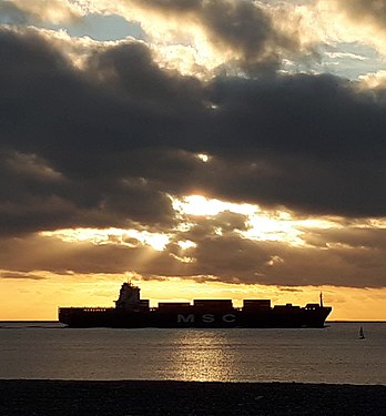 Porte-conteneurs au large du Havre (France)