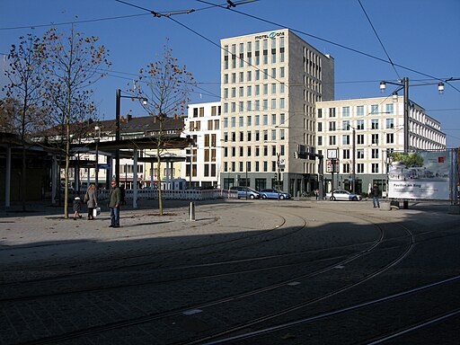 2018-11-17, freigegebener Europaplatz in Freiburg mit unfertigem Pavillon, rechts Motel One