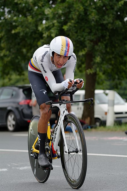 Egan Bernal portant le maillot de champion national du contre-la-montre sur le Tour de France 2018