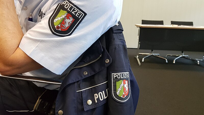 File:2019 Polizei NRW Koeln im Gespraech.jpg