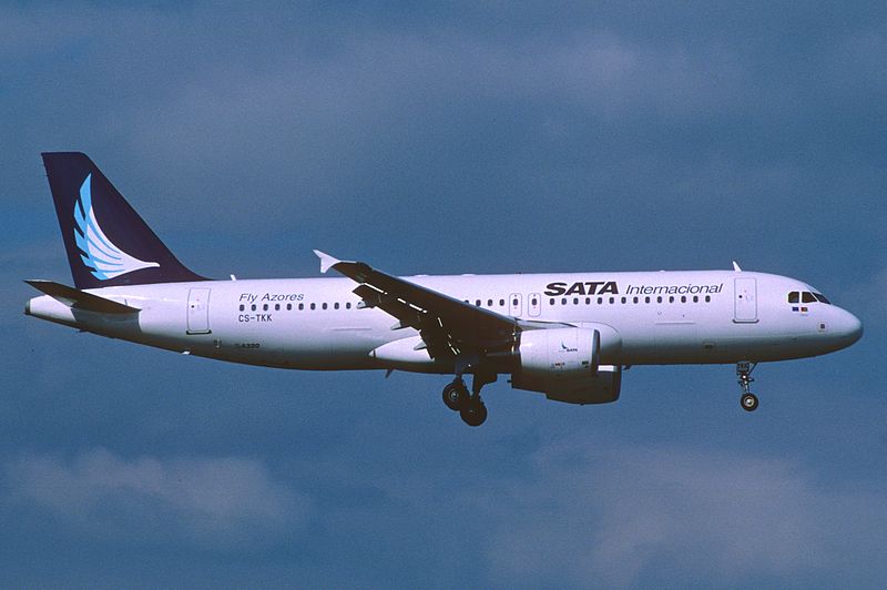 File:361au - SATA International Airbus A320-214; CS-TKK@ZRH;02.07.2005 (8519909454).jpg