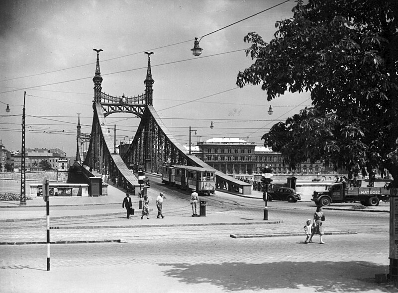 File:A Szabadság híd a Fővám (Dimitrov) tér felé nézve. - Budapest Fortepan 103295.jpg