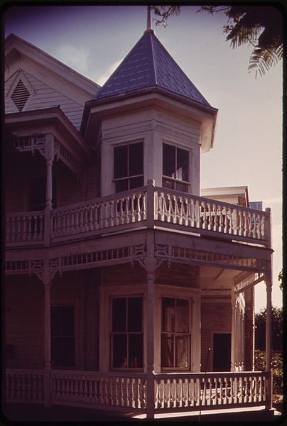 File:A TYPICAL BAHAMIAN-STYLE RESIDENCE OF KEY WEST. MANY OF THE OLDER HOUSES WERE BUILT BY SHIP'S CARPENTERS USING THE... - NARA - 548665.jpg