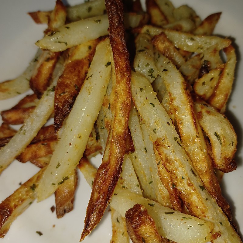 https://upload.wikimedia.org/wikipedia/commons/thumb/b/ba/Air-fried_French_Fries.jpg/800px-Air-fried_French_Fries.jpg