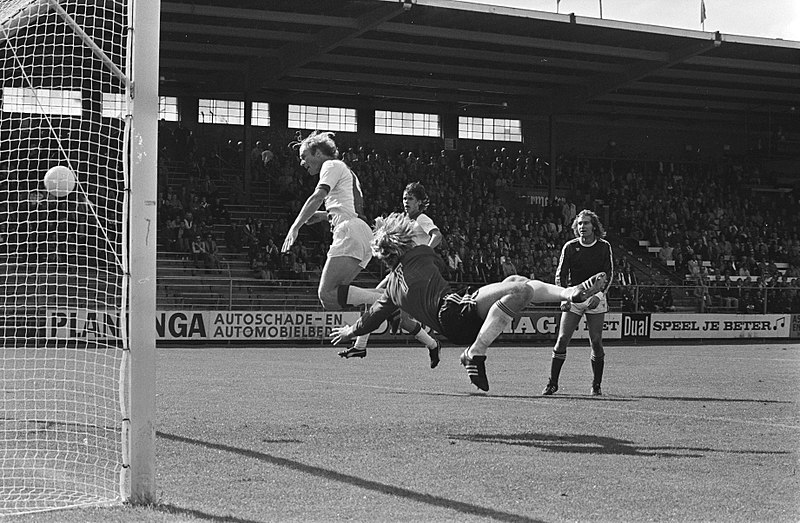 File:Ajax tegen Go Ahead Eagles 2-0, Geels scoort 2-0, keepe Endeman is te laat, Bestanddeelnr 929-3520.jpg