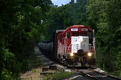 EMD GP35 lokomotif diesel #3851 dan #3839 memimpin sebuah kereta barang melalui Tuscaloosa pada 20 juni 2016