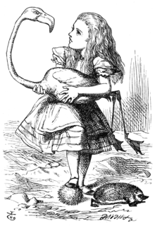 Illustration af Alice, der holder en flamingo, stående med den ene fod på et krøllet pindsvin med et andet pindsvin på vej væk