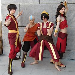 Cosplay-es Avatar-csapat. Balról a második Aang.