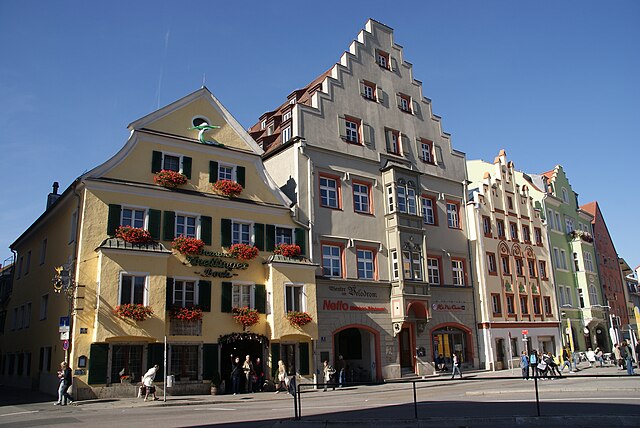 Arnulfsplatz Westseite 2010, Bürgerhäuser ab Nr. 3; Nordseite 2013, Geschäftshäuser