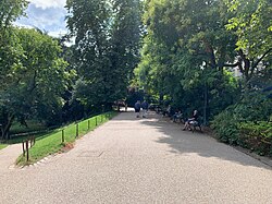 Avenue Alphand (parc des Buttes-Chaumont)