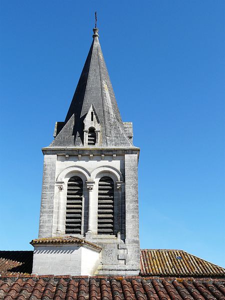 File:Bassillac église clocher (1).JPG