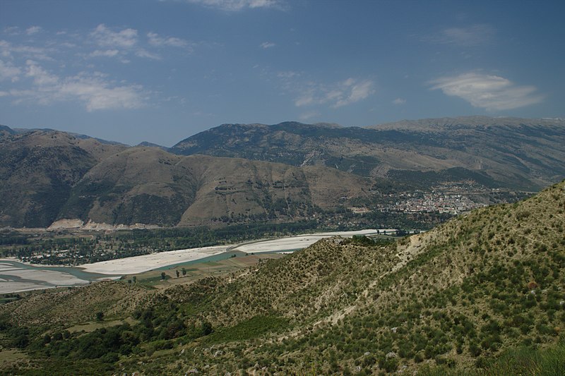 File:Beçisht, údolí řeky.jpg