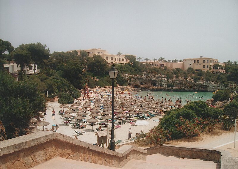 File:Beach in Salou.jpg