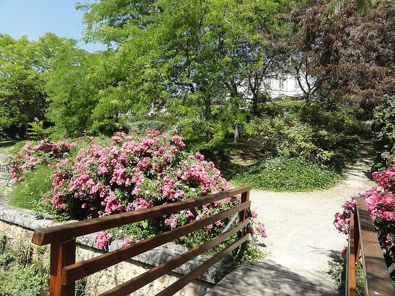 File:Beaumont-sur-Sarthe (Sarthe) l'hotel de Ville et ses jardins (02).jpg