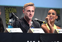 Alexandra Shipp neben Ben Hardy bei der Comic-Con (2015)