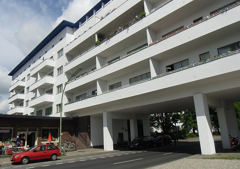 File:Berlin Reinickendorf Aroser Allee Laubenganghaus (2).JPG