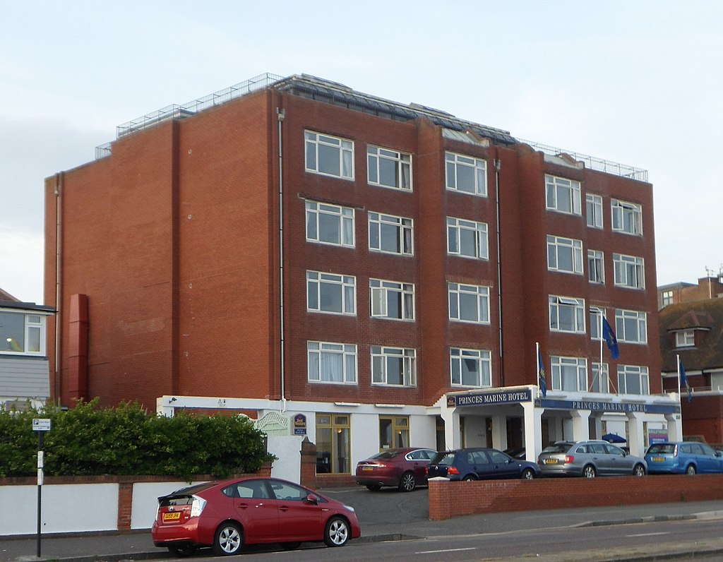 Small picture of Princes Marine Hotel courtesy of Wikimedia Commons contributors