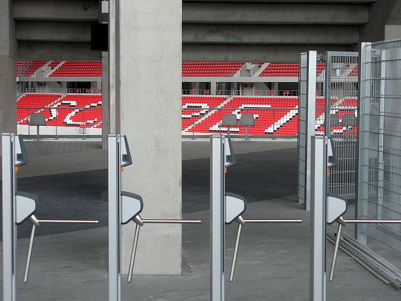 File:Blick ins SC-Stadion in Freiburg-Brühl mit verschiedenfarbigen Sitzschalen.jpg